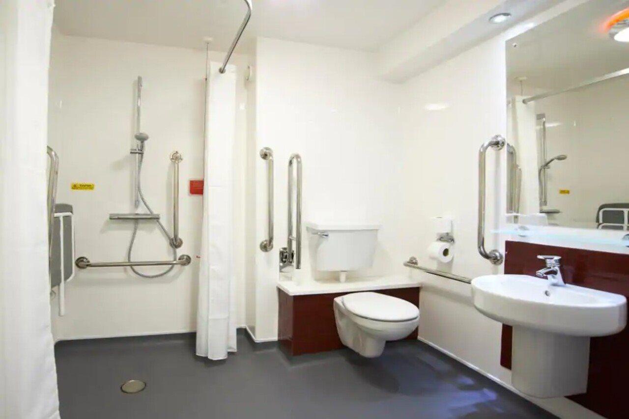 Travelodge Bromborough Port Sunlight Bagian luar foto